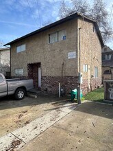 Building Photo - 824 W 1st St