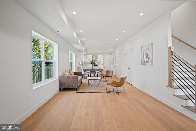 Building Photo - 4421 Kane Pl NE