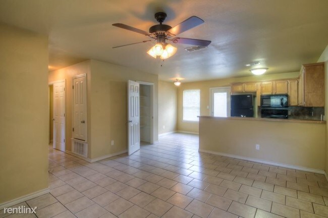 Building Photo - 3 br, 2 bath Apartment - 1229 e 18th St.