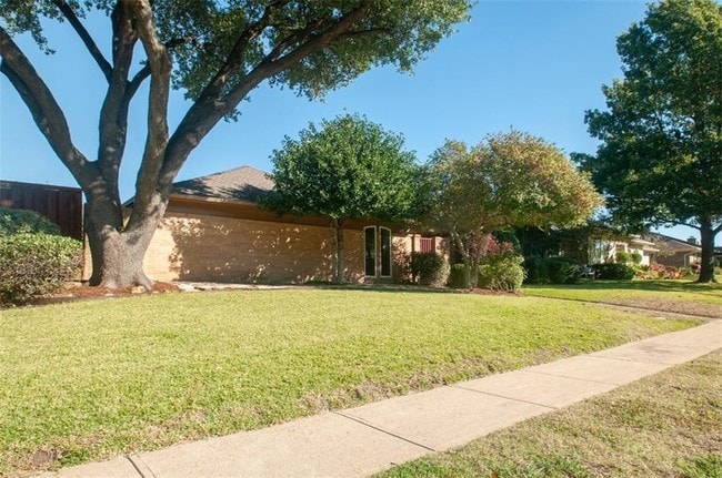 Building Photo - 2205 Red Oak Ln