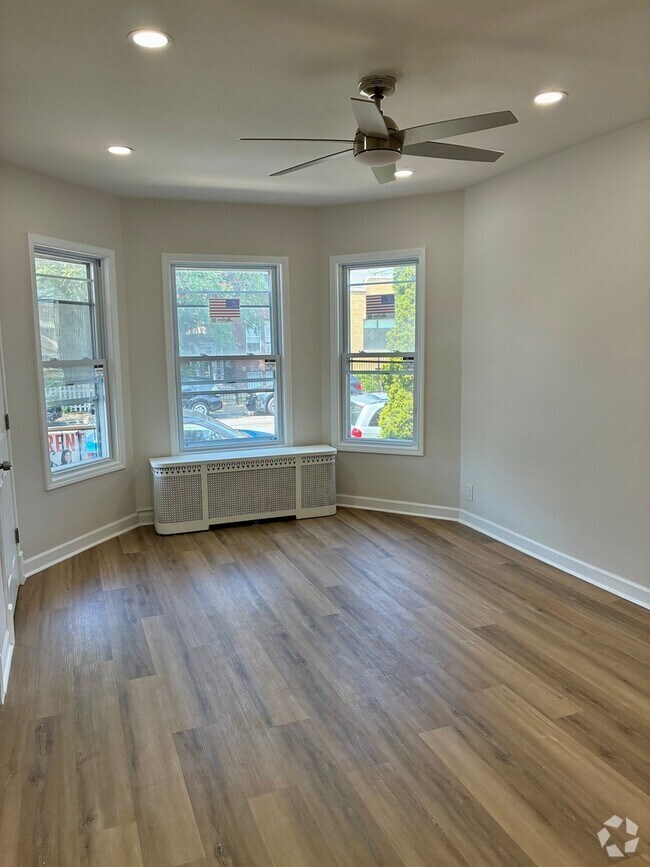 Building Photo - 3745 W Diversey Ave