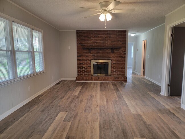 Foto del edificio - 1124 Hendricks Lake Rd