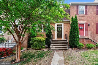 Building Photo - 7468 Brighouse Ct