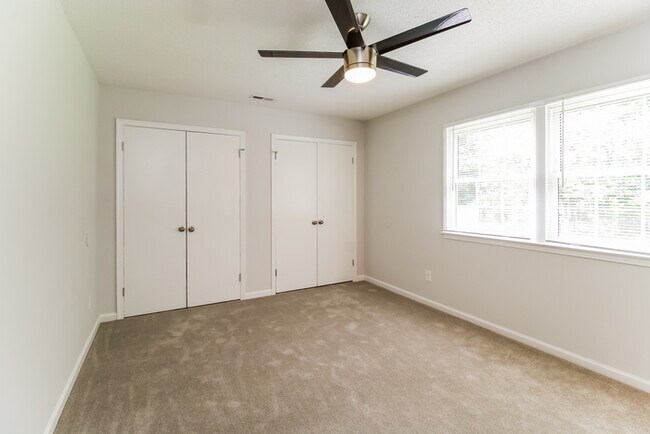 Building Photo - 2631 Hillway Dr