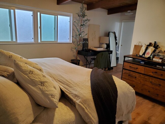 Building Photo - Walk to the Beach! Large 2 Bedroom/1 Bath