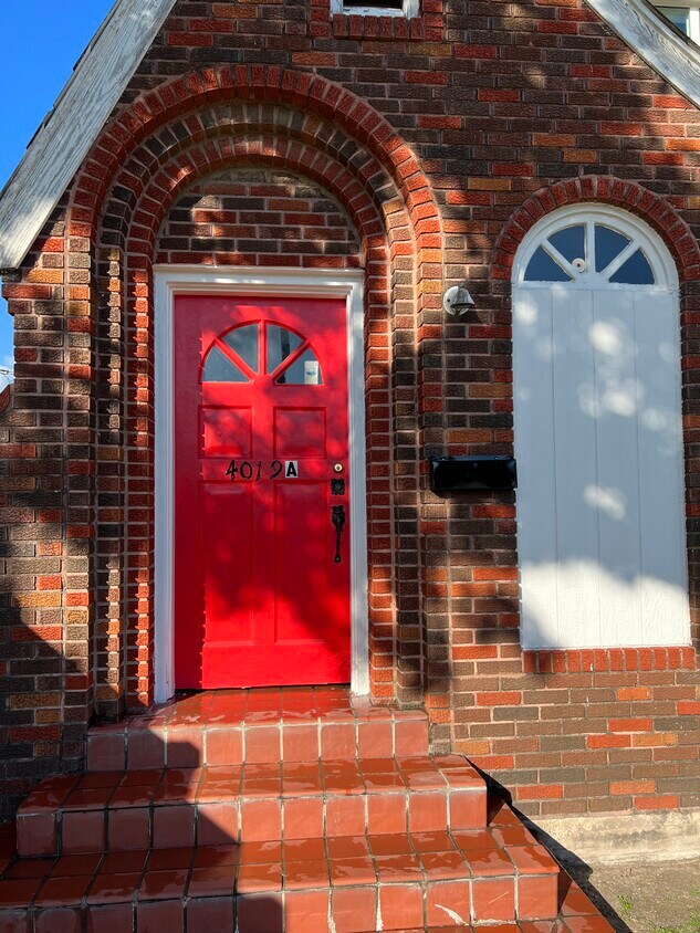 Main entry door - 4019 Woodleigh St