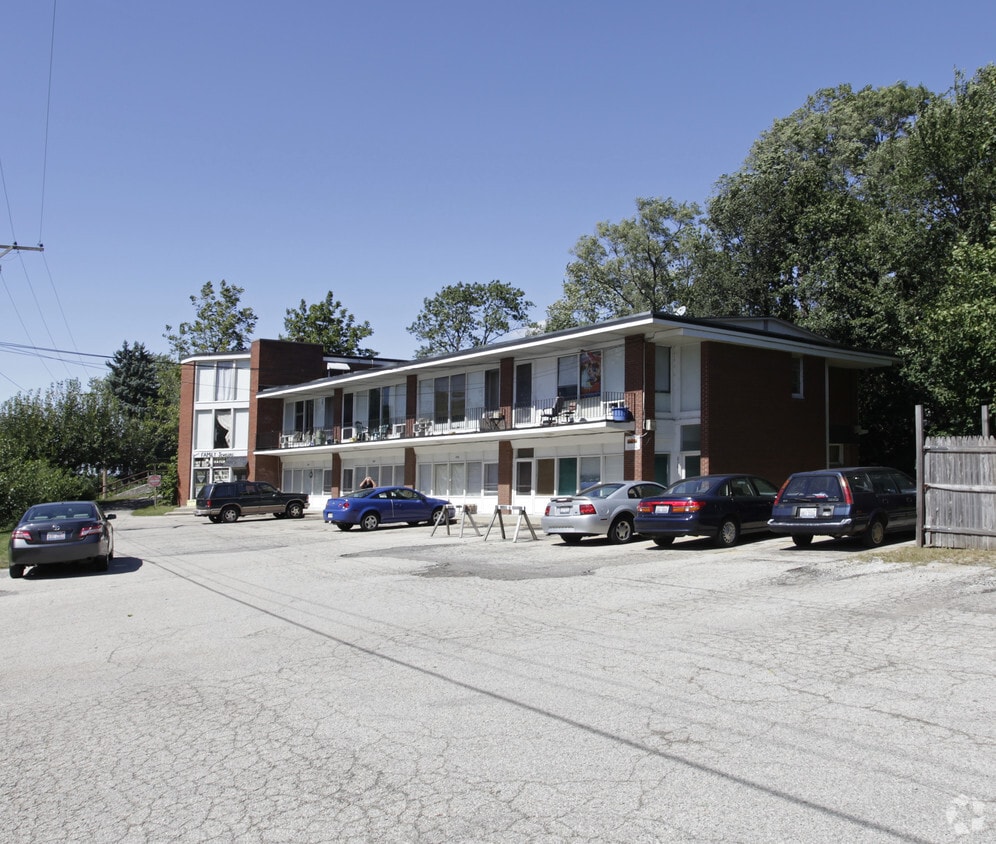 200208 E Algonquin Rd, Algonquin, IL 60102 Apartments in Algonquin