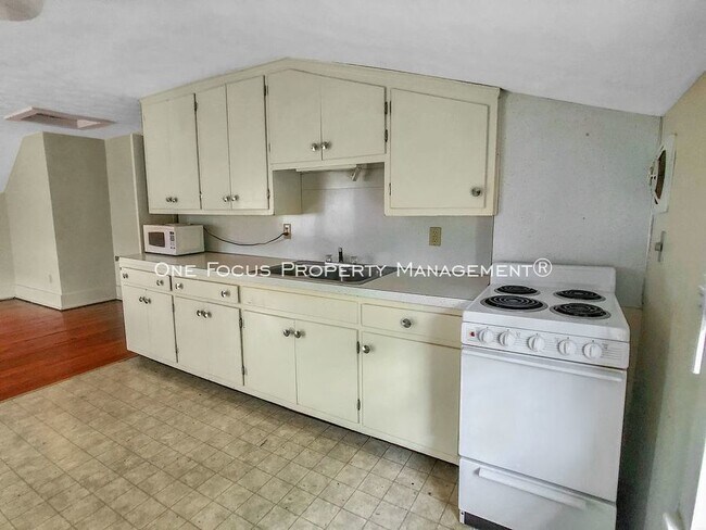 Building Photo - 2BR/1BA - $795/Month - Utilities Included