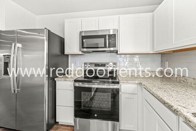 Building Photo - This home offers a perfect blend of comfor...