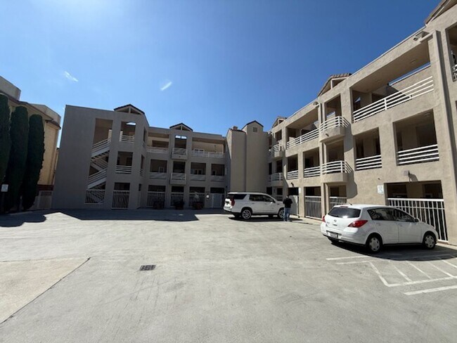 Foto del edificio - PENTHOUSE-STYLE UNIT IN SIGNAL HILL  w/180 degree Views 3Br/2Ba $3900mo