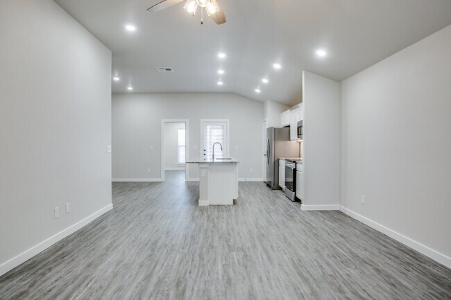 Foto del edificio - Like New Construction in Cooper District!