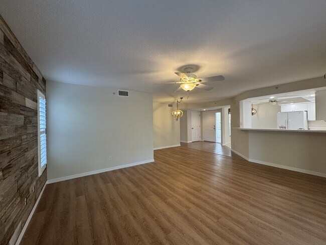 Building Photo - 815 Montrose Dr