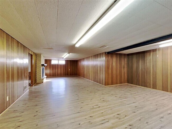 Building Photo - 4500 Chowen Ave N