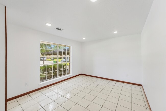 Foto del edificio - 5302 Lorraine Dr