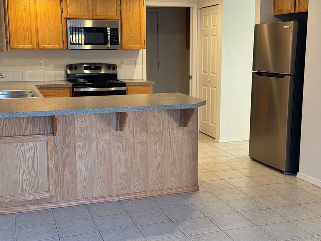 Building Photo - Charming 3-Bed Duplex with 2.5 Baths & 1600 Sq Ft - Prime Spanaway Location!