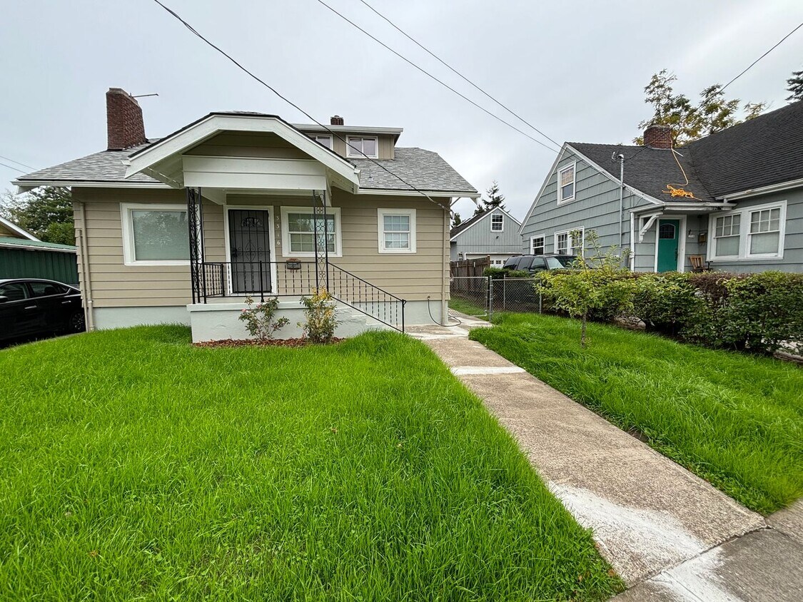 Primary Photo - Large 5 Bedroom with Bonus Room in NE Port...