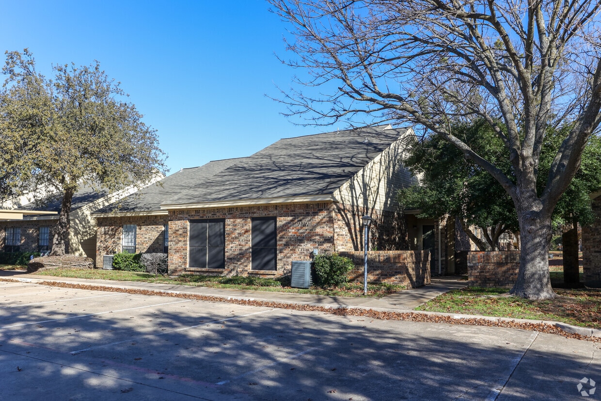 Primary Photo - Cobblestone Condominiums