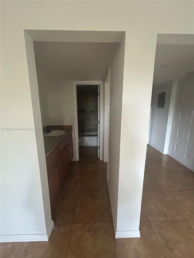 Foto del edificio - 6960 Miami Gardens Dr
