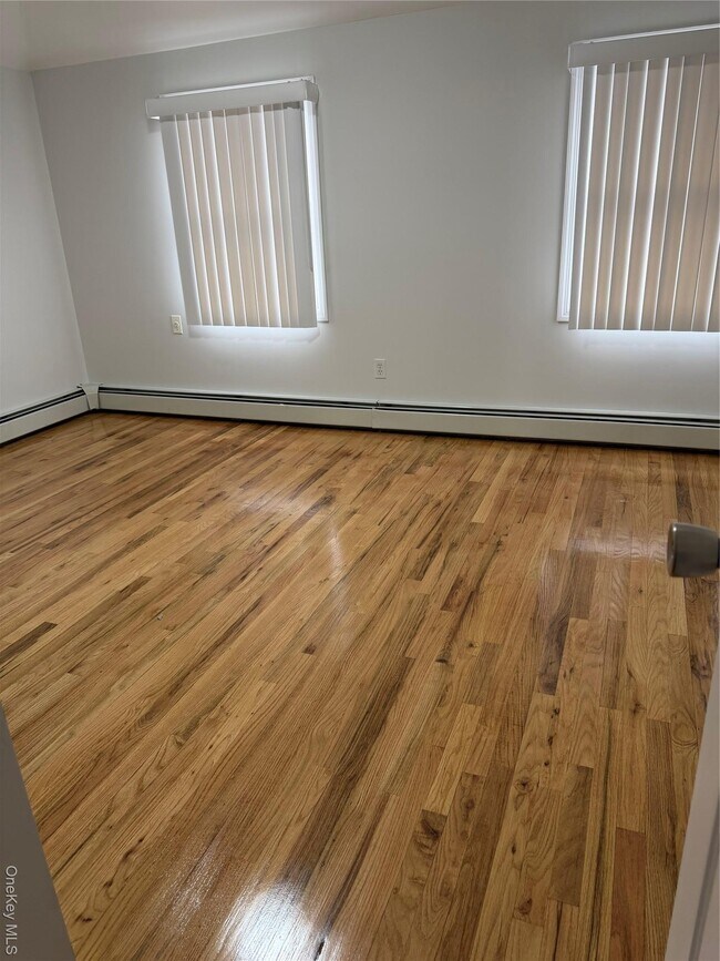 Foto del edificio - 221-18 91st Rd