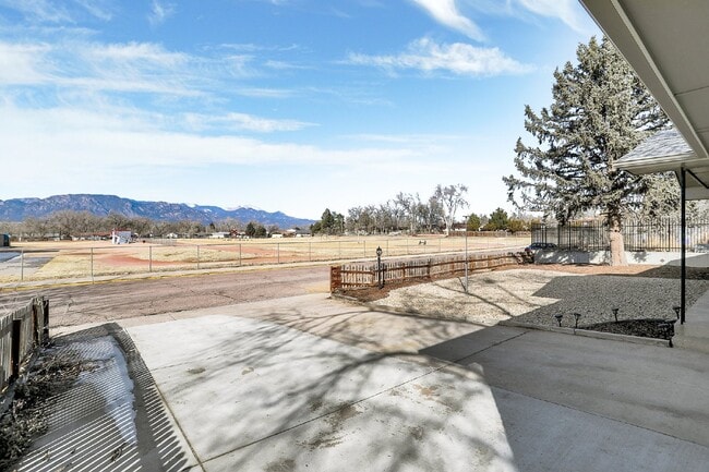 Building Photo - Spacious 3-Bed Gem in Halliday