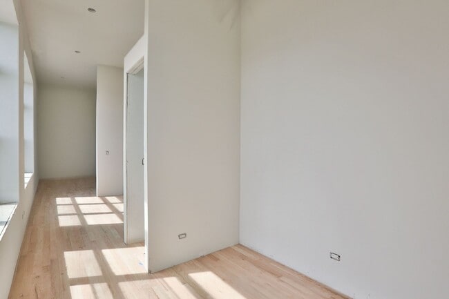 Foto del edificio - Brand New Jr 1 Bed in Wicker Park. 12' Cei...