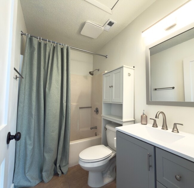 Bedroom 2 bathroom + tub - 27 Court Dr