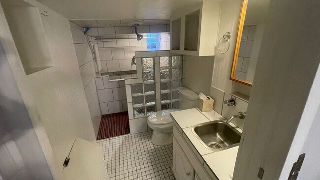 Foto del edificio - 2342 E 13th St