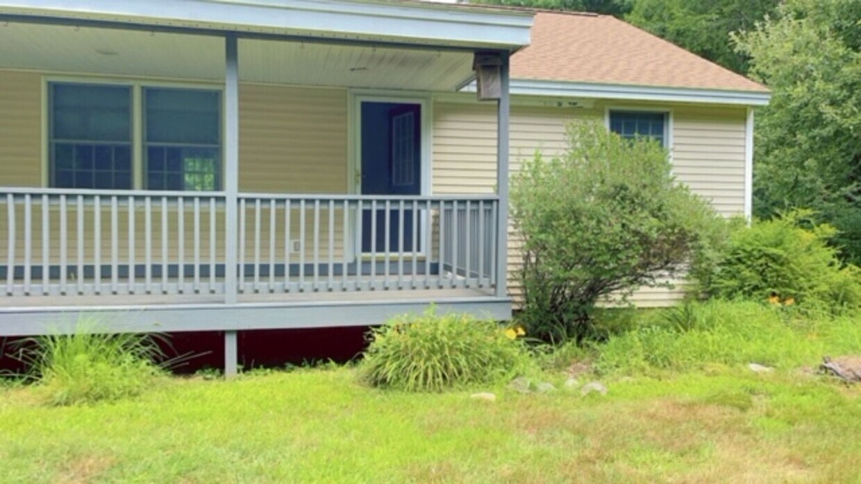 53 Gear Rd Unit 53 Gear Road B, Rochester, NH 03839 Room for Rent in