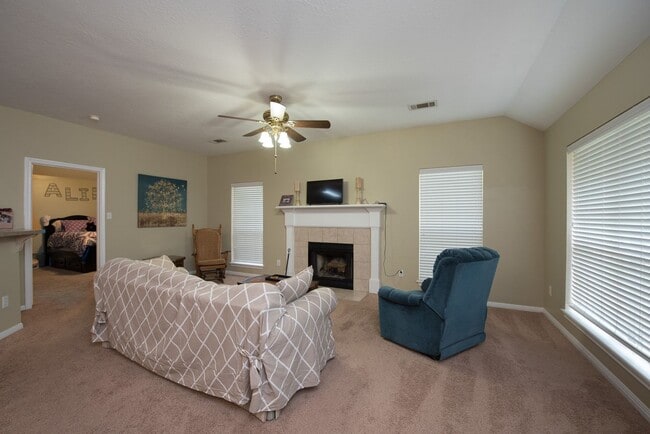 Foto del edificio - AUGUST PRE-LEASE!  3/3 Close to Campus - Across the Street from the Bus Stop!