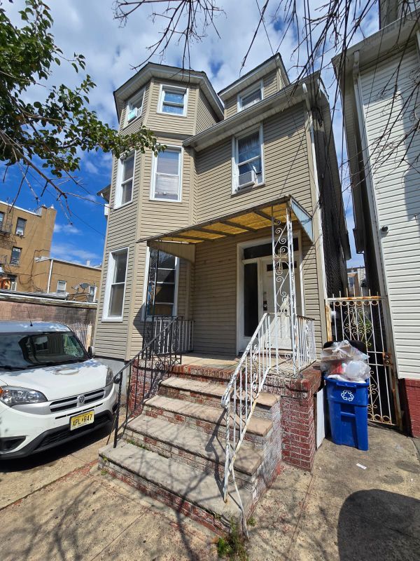Building Photo - 414 46th St