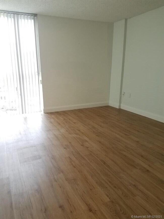 Foto del edificio - 7125 NW 186th St