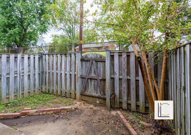 Building Photo - 5109 Clacton Ave