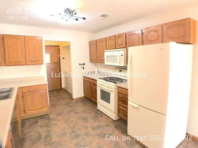 Building Photo - Cute 3 bedroom 2.5 bath townhome in heart ...