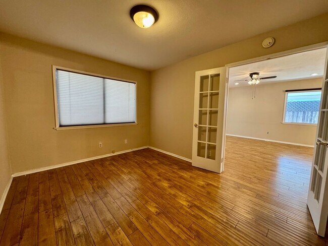 Foto del edificio - Excellent Location! 4Bed 2Bath Wood Floori...
