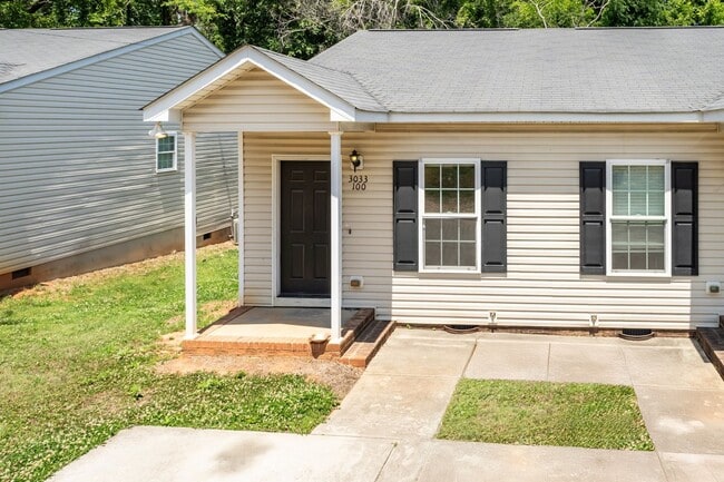 Foto del edificio - Nice 1 bed/1 bath duplex minutes from downtown Raleigh