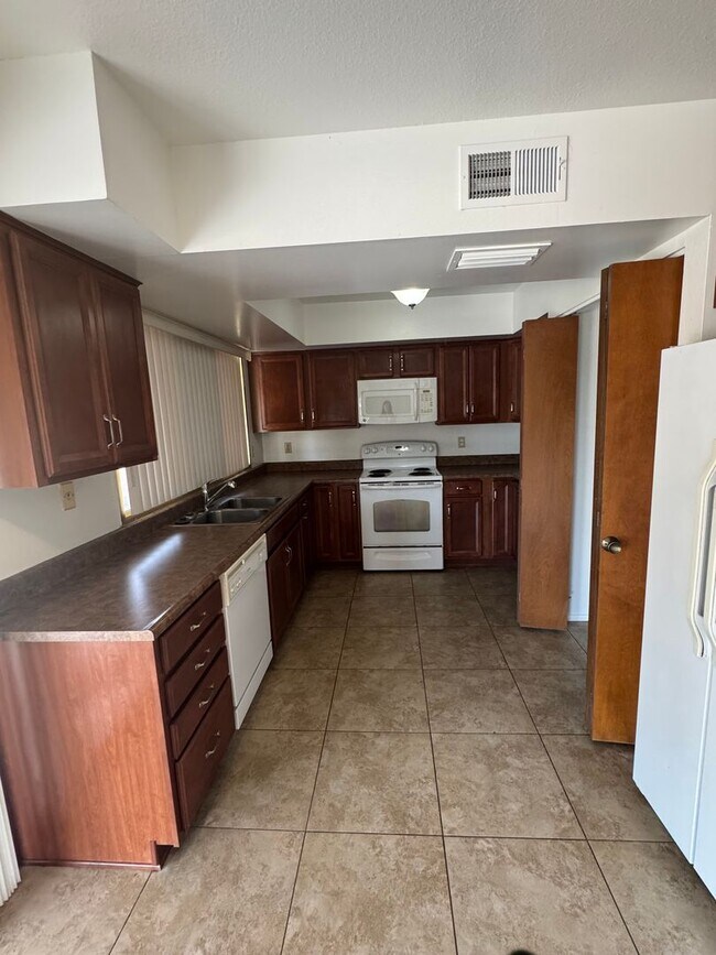 Building Photo - Spacious 3BR/2BA Home in Prime Tempe Locat...