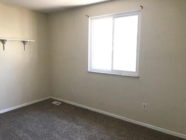 Building Photo - 1305 Catalpa Dr
