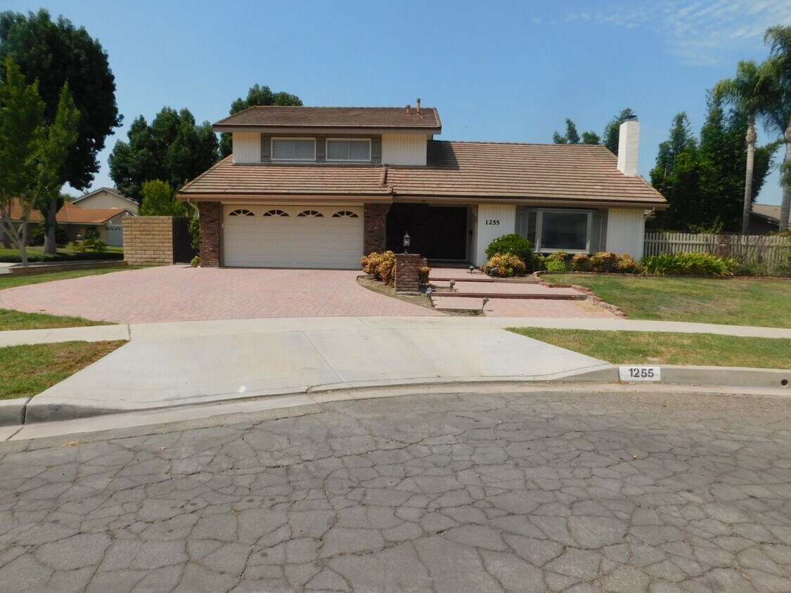Primary Photo - Spacious 2 Story 3 Bedroom + Den, 2 Bath H...