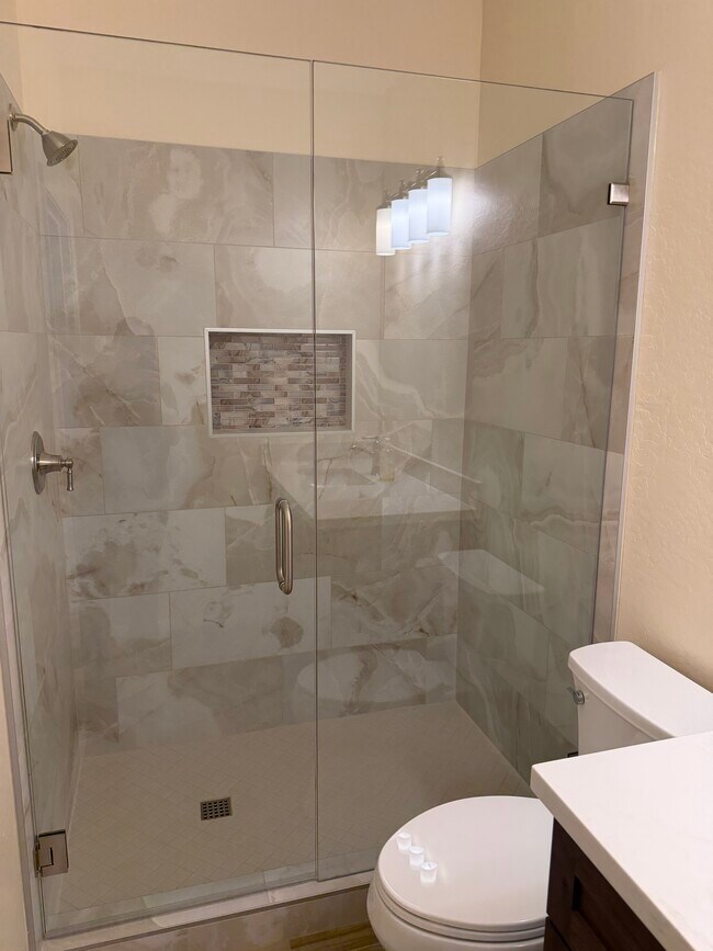 Baño de invitados - 2600 E Springfield Pl