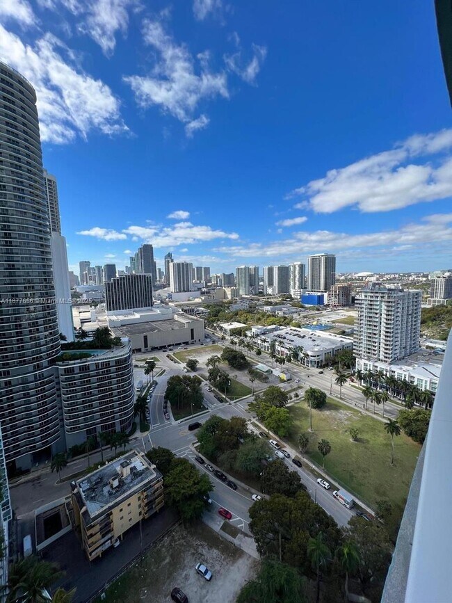 Building Photo - 1900 N Bayshore Dr