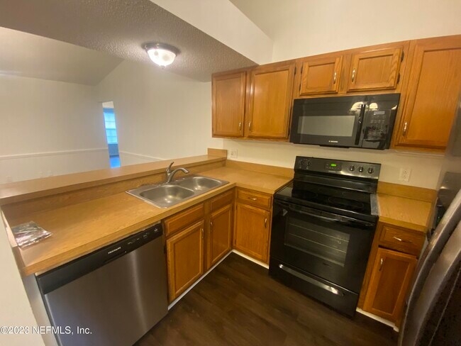 Building Photo - 3239 Meadowlea Cir N