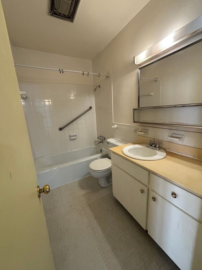 Building Photo - Fairfield Oaks 1 Bedroom Condo in South Highland - Water Included