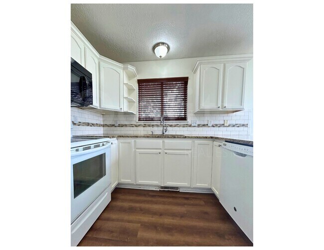Foto del edificio - 8045 N Plum Creek Dr