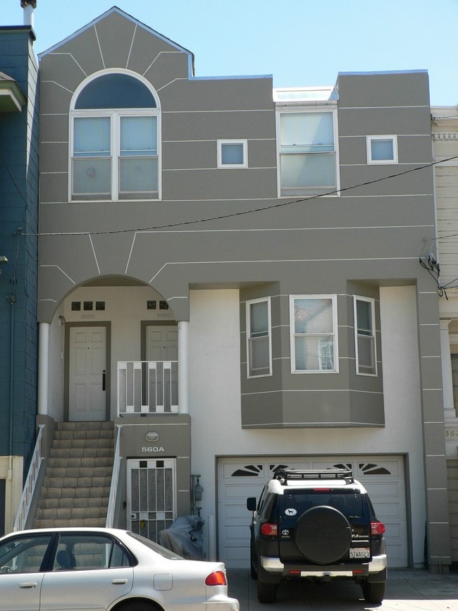 Building Photo - 560 3rd Ave