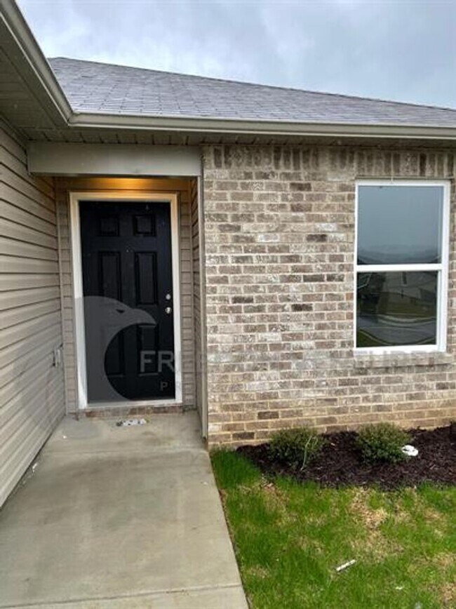 Foto del edificio - Modern 3-Bedroom Home with Spacious Backya...