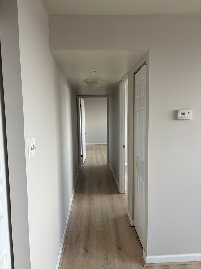 Pasillo de conexión - 220 Linden St