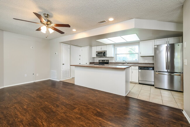 Building Photo - 409 Riverwoods Cir