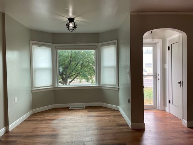 Building Photo - House For Lease