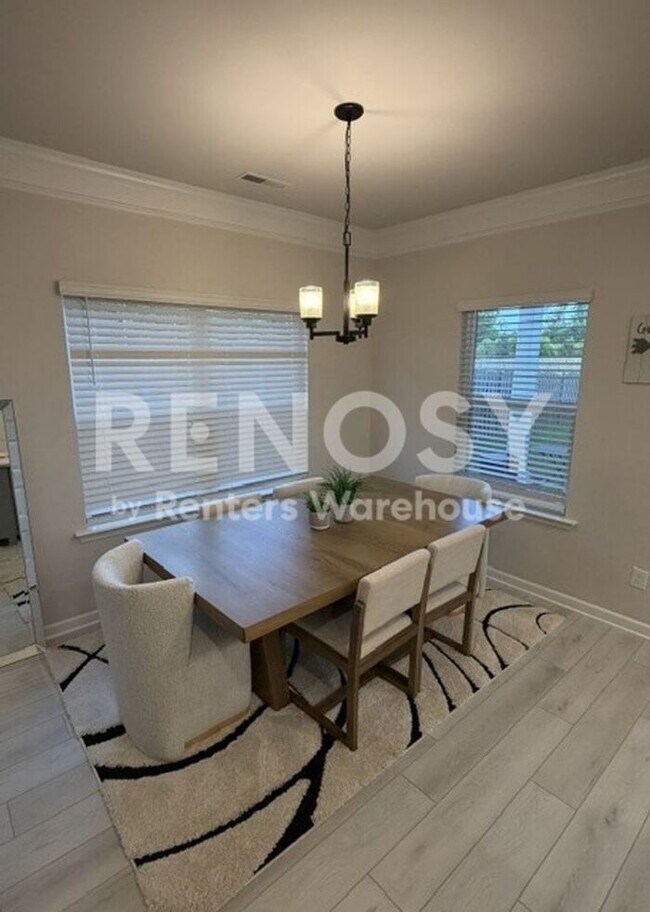 Foto del edificio - The fully furnished 3 Bedroom 3 bath home is just what you need!