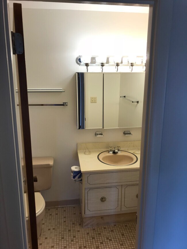 2.5 bathrooms - 2122 Military Rd